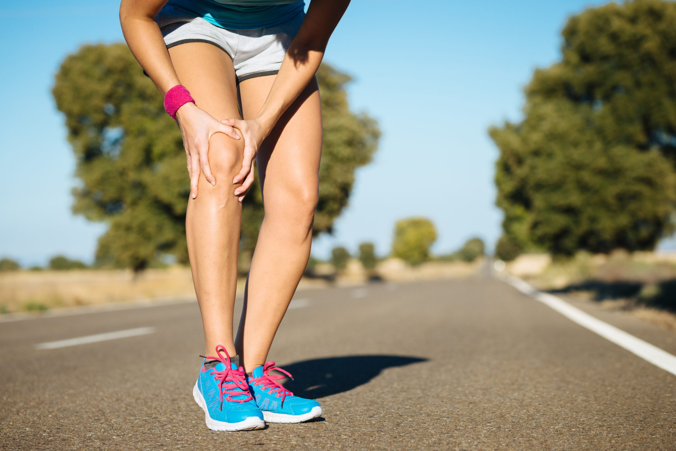 Vous ressentez une douleur au genou? Les causes susceptibles de cette douleur peuvent être diverses: arthrose, entorse, lésion méniscale, bursite, etc.