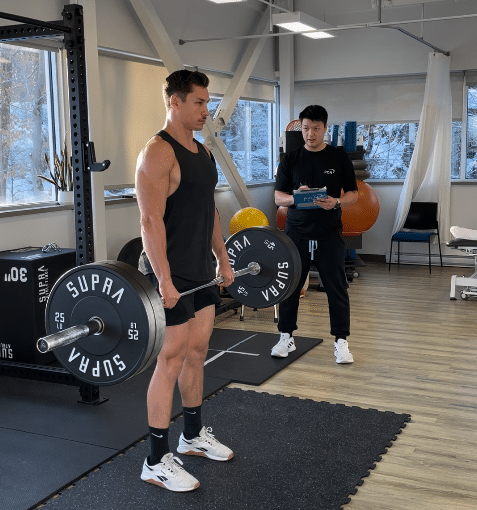 Benoit Boulanger (Ben Boulanger) qui réalise une évaluation biomécanique de crossfit chez PCN Physio avec son physiothérapeute Kevin Wang